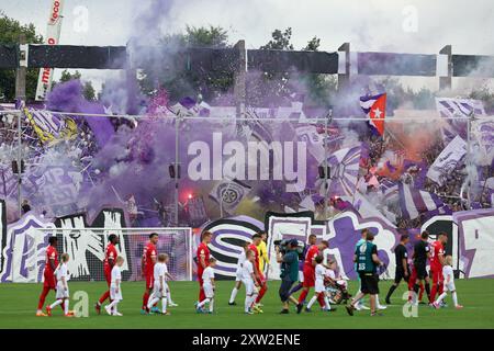 17. August 2024, Niedersachsen, Osnabrück: Fußball: DFB-Cup, VfL Osnabrück - SC Freiburg, 1. Runde im Stadion Bremer Brücke. Osnabrück Fans leichte Töpfe mit Rauch. Foto: Friso Gentsch/dpa - WICHTIGER HINWEIS: Gemäß den Vorschriften der DFL Deutschen Fußball-Liga und des DFB Deutschen Fußball-Bundes ist es verboten, im Stadion und/oder im Spiel aufgenommene Fotografien in Form von sequenziellen Bildern und/oder videoähnlichen Fotoserien zu verwenden oder zu verwenden. Stockfoto