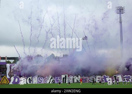 17. August 2024, Niedersachsen, Osnabrück: Fußball: DFB-Cup, VfL Osnabrück - SC Freiburg, 1. Runde im Stadion Bremer Brücke. Die Osnabrücker Fans haben die Pyrotechnik in Gang gesetzt. Foto: Friso Gentsch/dpa - WICHTIGER HINWEIS: Gemäß den Vorschriften der DFL Deutschen Fußball-Liga und des DFB Deutschen Fußball-Bundes ist es verboten, im Stadion und/oder im Spiel aufgenommene Fotografien in Form von sequenziellen Bildern und/oder videoähnlichen Fotoserien zu verwenden oder zu verwenden. Stockfoto