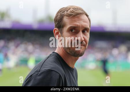 17. August 2024, Niedersachsen, Osnabrück: Fußball: DFB-Cup, VfL Osnabrück - SC Freiburg, 1. Runde im Stadion Bremer Brücke. Freiburger Trainer Julian Schuster schaut zur Seite. Foto: Friso Gentsch/dpa - WICHTIGER HINWEIS: Gemäß den Vorschriften der DFL Deutschen Fußball-Liga und des DFB Deutschen Fußball-Bundes ist es verboten, im Stadion und/oder im Spiel aufgenommene Fotografien in Form von sequenziellen Bildern und/oder videoähnlichen Fotoserien zu verwenden oder zu verwenden. Stockfoto