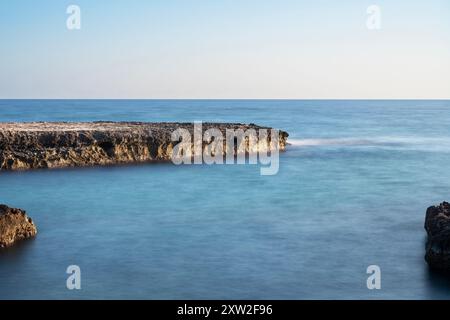 Ostuni, Costa Merlata, wo Sie zahlreiche Buchten und Strände mit kristallklarem Meer entdecken können. Stockfoto