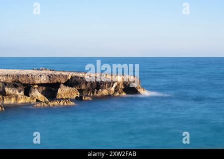 Ostuni, Costa Merlata, wo Sie zahlreiche Buchten und Strände mit kristallklarem Meer entdecken können. Stockfoto