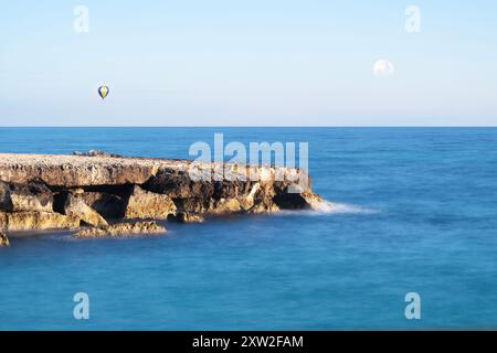 Ostuni, Costa Merlata, wo Sie zahlreiche Buchten und Strände mit kristallklarem Meer entdecken können. Stockfoto