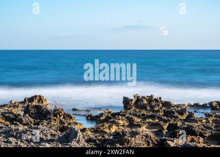 Ostuni, Costa Merlata, wo Sie zahlreiche Buchten und Strände mit kristallklarem Meer entdecken können. Stockfoto