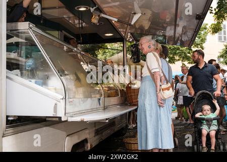 Cahors, Frankreich. August 2024. Königin Margrethe II. Von Dänemark hat Sommerresidenz im Cayx Castle bezogen, das der dänischen Königsfamilie im Departement Los gehört. Wir finden sie auf dem Cahors-Markt. Frankreich, Cahors am 17. Juli 2024. Foto: Patricia Huchot-Boissier/ABACAPRESS. COM Credit: Abaca Press/Alamy Live News Stockfoto