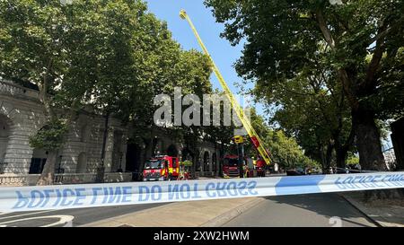 Kämpfer bekämpfen ein Feuer im Somerset House im Zentrum Londons. Die London Fire Brigade sagte: „Zehn Feuerwehrfahrzeuge und etwa 70 Feuerwehrleute wurden bei einem Brand im Somerset House eingesetzt. Bilddatum: Samstag, 17. August 2024. Stockfoto