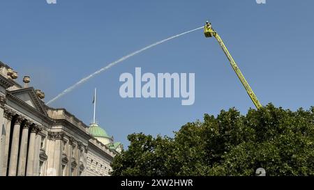 Kämpfer bekämpfen ein Feuer im Somerset House im Zentrum Londons. Die London Fire Brigade sagte: „Zehn Feuerwehrfahrzeuge und etwa 70 Feuerwehrleute wurden bei einem Brand im Somerset House eingesetzt. Bilddatum: Samstag, 17. August 2024. Stockfoto