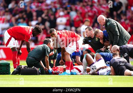 Danilo (Mitte) von Nottingham Forest wird wegen einer Verletzung behandelt, als Teamkollege Murillo während des Premier League-Spiels auf dem City Ground in Nottingham reagiert. Bilddatum: Samstag, 17. August 2024. Stockfoto