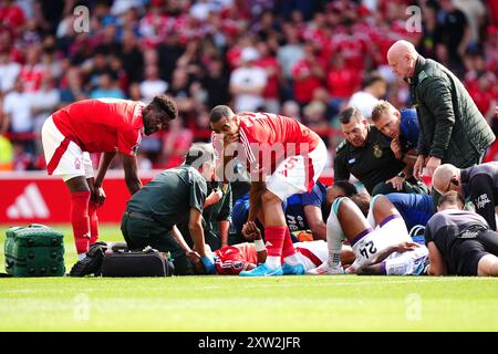 Danilo (Mitte) von Nottingham Forest wird wegen einer Verletzung behandelt, als Teamkollege Murillo während des Premier League-Spiels auf dem City Ground in Nottingham reagiert. Bilddatum: Samstag, 17. August 2024. Stockfoto