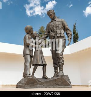 Kyrenia-Nordzypern: 18. September 2023: Die Statue zweier Kinder, die einem türkischen Soldaten auf dem Militärfriedhof Bogaz Blumen schenken. Stockfoto