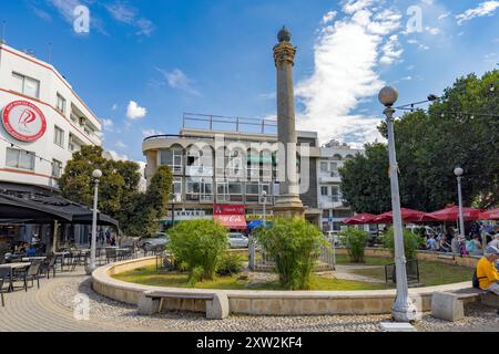 Nikosia-Nordzypern: 18. Oktober 2023: Historische venezianische Säule auf dem Atatuk-Platz, alias Sarayonu. Stockfoto