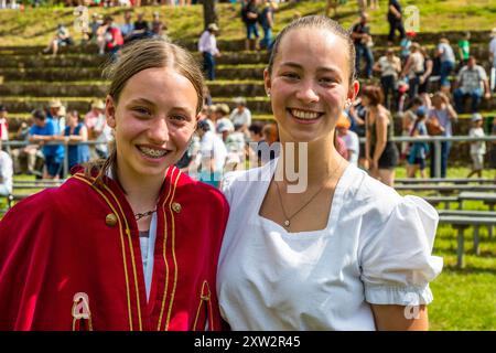 Zwei Hirtenschwestern. Die Hirtenkönigin (links) war die schnellste beim Shepherd’s Run 2024 in Wildber. Die andere (rechts) ist Teilnehmer an der Europameisterschaft im Schafscheren in Wildberg, Baden-Württemberg Stockfoto