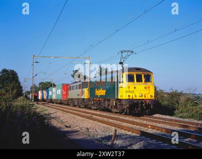 Ein Paar Elektrolokomotiven der Baureihe 86 der Nummern 86638 und 86622, die am 8. August 2005 in Margaretting einen freightliner-Zug ansteuern. Stockfoto