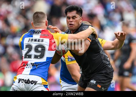 Herman ese’ese Hull FC wird von Jacob Jones von London Broncos während des Magic Weekend Match Hull FC gegen London Broncos in Elland Road, Leeds, Großbritannien, 17. August 2024 (Foto: Craig Thomas/News Images) Stockfoto