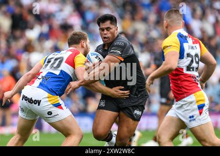 Herman ese’ese Hull FC wird von Lewis Bienek von London Broncos während des Magic Weekend Match Hull FC gegen London Broncos in Elland Road, Leeds, Großbritannien, 17. August 2024 (Foto: Craig Thomas/News Images) Stockfoto