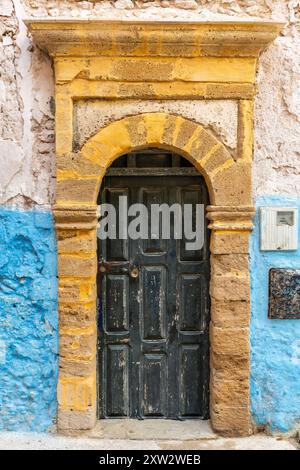 Alte Eingangstür mit monumentalem Sturz in der Altstadt von Essaouira Stockfoto