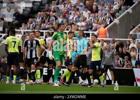 Der Schiedsrichter Craig Pawson zeigt Fabian Schar von Newcastle United während des Premier League-Spiels zwischen Newcastle United und Southampton im St. James's Park, Newcastle am Samstag, den 17. August 2024. (Foto: Trevor Wilkinson | MI News) Credit: MI News & Sport /Alamy Live News Stockfoto