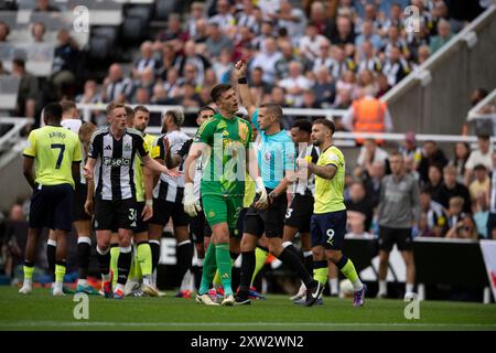 Der Schiedsrichter Craig Pawson zeigt Fabian Schar von Newcastle United während des Premier League-Spiels zwischen Newcastle United und Southampton im St. James's Park, Newcastle am Samstag, den 17. August 2024. (Foto: Trevor Wilkinson | MI News) Credit: MI News & Sport /Alamy Live News Stockfoto