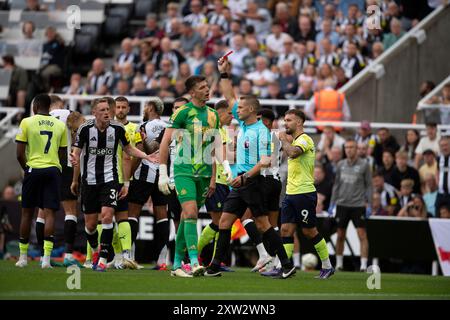 Der Schiedsrichter Craig Pawson zeigt Fabian Schar von Newcastle United während des Premier League-Spiels zwischen Newcastle United und Southampton im St. James's Park, Newcastle am Samstag, den 17. August 2024. (Foto: Trevor Wilkinson | MI News) Credit: MI News & Sport /Alamy Live News Stockfoto