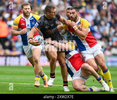 Jed Cartwright von Hull FC wird von Rob Butler von London Broncos und will Lovell von London Broncos während des Magic Weekend Match Hull FC gegen London Broncos in Elland Road, Leeds, Großbritannien, 17. August 2024 (Foto: Craig Thomas/News Images) in, am 17. August 2024 angegriffen. (Foto: Craig Thomas/News Images/SIPA USA) Credit: SIPA USA/Alamy Live News Stockfoto