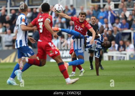 Hartlepool United's Mani Dieseruvwe kämpft am Samstag, den 17. August 2024, im Victoria Park in Hartlepool gegen Gus Scott-Morriss, während des Vanarama National League-Spiels zwischen Hartlepool United und Southend United. (Foto: Mark Fletcher | MI News) Credit: MI News & Sport /Alamy Live News Stockfoto