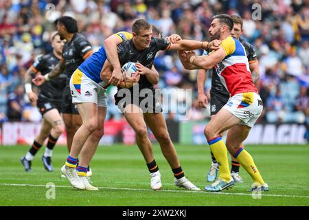 Jed Cartwright von Hull FC wird von Rob Butler von London Broncos und will Lovell von London Broncos während des Magic Weekend Match Hull FC gegen London Broncos in Elland Road, Leeds, Großbritannien, 17. August 2024 (Foto: Craig Thomas/News Images) in, am 17. August 2024 angegriffen. (Foto: Craig Thomas/News Images/SIPA USA) Credit: SIPA USA/Alamy Live News Stockfoto