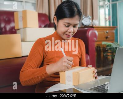 Asiatische Frau erhalten Bestellung auf Laptop, Startup Kleinunternehmer KMU, Erfolg junge asiatische Kleinunternehmer Home Office, Online-Verkauf Markt Stockfoto