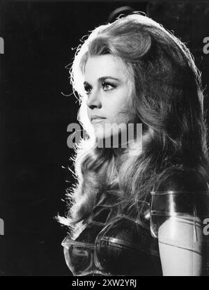 Ein Publicity Porträt von JANE FONDA am Set von BARBARELLA 1968 Regisseur ROGER VADIM Schriftsteller JEAN CLAUDE WALD Kostümdesign JACQUES FONTERAY und PACO RABANNE Produktionsdesigner MARIO GARBUGLIA Cinematographie CLAUDE RENOIR Paramount Pictures Stockfoto