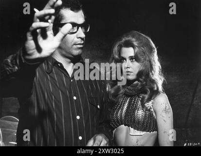 ROGER VADIM Regie bei JANE FONDA am Set von BARBARELLA 1968 Regisseur ROGER VADIM Schriftsteller JEAN CLAUDE WALD Kostüm Design JACQUES FONTERAY und PACO RABANNE Produktionsdesigner MARIO GARBUGLIA Cinematographie CLAUDE RENOIR Paramount Pictures Stockfoto