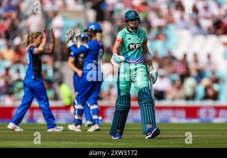 Oval Invincibles Sophia Smale geht durch das Feld, nachdem sie während des Spiels der Hundred Women's Eliminator im Kia Oval, London von London Spirit Georgia Redmayne (nicht abgebildet) überfallen wurde. Bilddatum: Samstag, 17. August 2024. Stockfoto