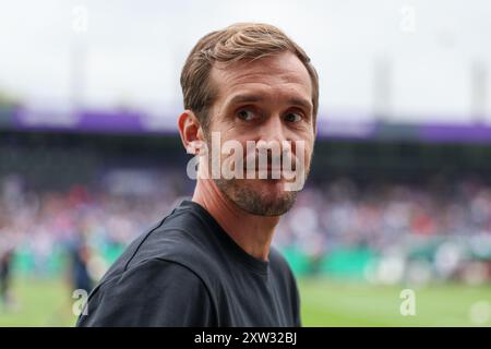 17. August 2024, Niedersachsen, Osnabrück: Fußball: DFB-Cup, VfL Osnabrück - SC Freiburg, 1. Runde im Stadion Bremer Brücke. Freiburger Trainer Julian Schuster schaut zur Seite. Foto: Friso Gentsch/dpa - WICHTIGER HINWEIS: Gemäß den Vorschriften der DFL Deutschen Fußball-Liga und des DFB Deutschen Fußball-Bundes ist es verboten, im Stadion und/oder im Spiel aufgenommene Fotografien in Form von sequenziellen Bildern und/oder videoähnlichen Fotoserien zu verwenden oder zu verwenden. Stockfoto