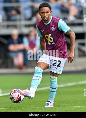 Turf Moor, Burnley, Lancashire, Großbritannien. August 2024. EFL Championship Football, Burnley gegen Cardiff City; Vitinho aus Burnley übertrifft den Ball Credit: Action Plus Sports/Alamy Live News Stockfoto