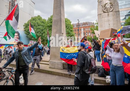 Manchester, Großbritannien. August 2024. Der freie venezolanische Protest am Cenotaph in Manchesters Petersplatz begrüßt das 46. Wochenende des palästinensischen Gazastreifens, seit dem 7. Oktober 2023. Zu den Rednern zählten Christopher Williamson, stellvertretender Vorsitzender der Workers Party of Britain und ehemaliger Labour-Abgeordneter und Schattenminister für Gemeinschaften und lokale Regierung, sowie Alan Davies von der Zeitung Word. Der Protest, der im Zentrum von Manchester stattfand, wurde von einem freien venezolanischen Protest am Cenotaph auf dem Manchesters St Peter's Square begrüßt. . Quelle: GaryRobertsphotography/Alamy Live News Stockfoto