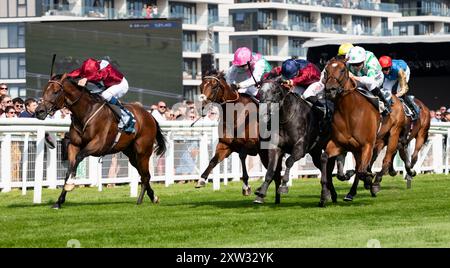 Newbury, Berkshire, Tiber Flow und Jockey Tom Marquand gewinnen 2024 die Gruppe 2 BetVictor Hungerford Stakes für Trainer William Haggas und die Besitzer Jon und Julia Aisbitt. Credit JTW equine Images / Alamy Live News. Stockfoto