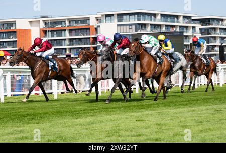 Newbury, Berkshire, Tiber Flow und Jockey Tom Marquand gewinnen 2024 die Gruppe 2 BetVictor Hungerford Stakes für Trainer William Haggas und die Besitzer Jon und Julia Aisbitt. Credit JTW equine Images / Alamy Live News. Stockfoto