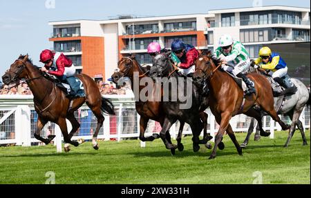 Newbury, Berkshire, Tiber Flow und Jockey Tom Marquand gewinnen 2024 die Gruppe 2 BetVictor Hungerford Stakes für Trainer William Haggas und die Besitzer Jon und Julia Aisbitt. Credit JTW equine Images / Alamy Live News. Stockfoto