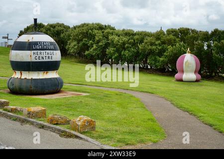 Vintage Seebojen vor dem Lizard Lighthouse Heritage Centre, erbaut 1751. Stockfoto