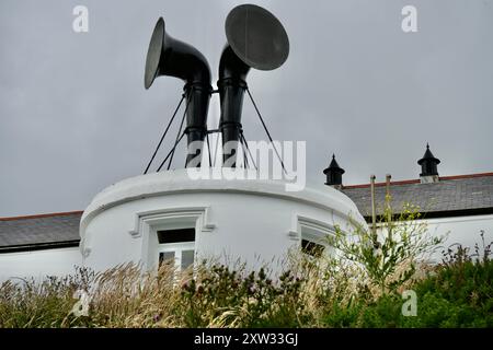 Vintage-Nebelhörner im Lizard Lighthouse Heritage Centre, erbaut 1751. Stockfoto