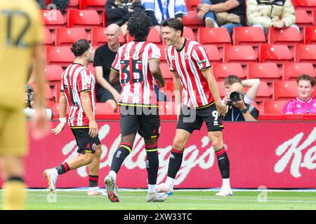 Sheffield United Stürmer Kieffer Moore (9) erzielt ein TOR 2-0 und feiert Sheffield United Mittelfeldspieler Callum O'Hare (10) während des SKY Bet EFL Championship Matches Sheffield United FC gegen Queens Park Rangers FC in der Bramall Lane, Sheffield, England, United Kingdom am 17. August 2024 Credit: Every Second Media/Alamy Live News Stockfoto