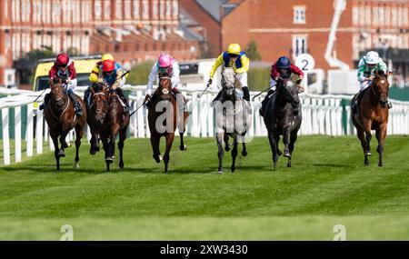 Newbury, Berkshire, Tiber Flow und Jockey Tom Marquand gewinnen 2024 die Gruppe 2 BetVictor Hungerford Stakes für Trainer William Haggas und die Besitzer Jon und Julia Aisbitt. Credit JTW equine Images / Alamy Live News. Stockfoto