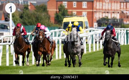 Newbury, Berkshire, Tiber Flow und Jockey Tom Marquand gewinnen 2024 die Gruppe 2 BetVictor Hungerford Stakes für Trainer William Haggas und die Besitzer Jon und Julia Aisbitt. Credit JTW equine Images / Alamy Live News. Stockfoto