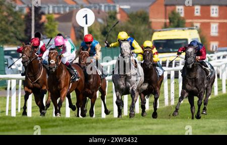 Newbury, Berkshire, Tiber Flow und Jockey Tom Marquand gewinnen 2024 die Gruppe 2 BetVictor Hungerford Stakes für Trainer William Haggas und die Besitzer Jon und Julia Aisbitt. Credit JTW equine Images / Alamy Live News. Stockfoto