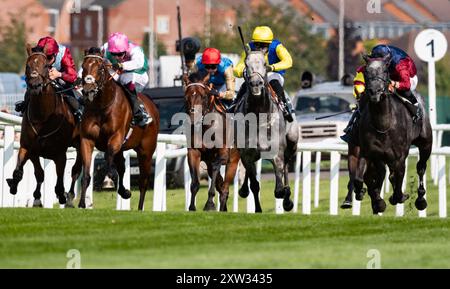 Newbury, Berkshire, Tiber Flow und Jockey Tom Marquand gewinnen 2024 die Gruppe 2 BetVictor Hungerford Stakes für Trainer William Haggas und die Besitzer Jon und Julia Aisbitt. Credit JTW equine Images / Alamy Live News. Stockfoto