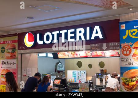 Die Leute stehen an der Lotteria Fast-Food-Schaufenster Stockfoto