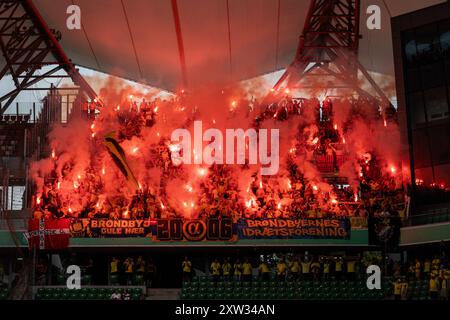 WARSCHAU, POLEN – 15. AUGUST: Ultras-Fans von Brondby IF setzten während des Spiels der UEFA Europa Conference League zwischen Legia Warschau und Brondby IF ein Stockfoto