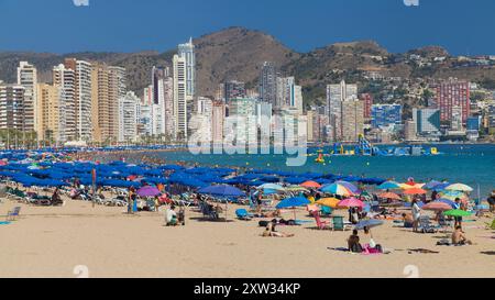 Benidorm, Spanien - 4. August 2023: Levante Beach in Benidorm, Alicante, Spanien. Stockfoto