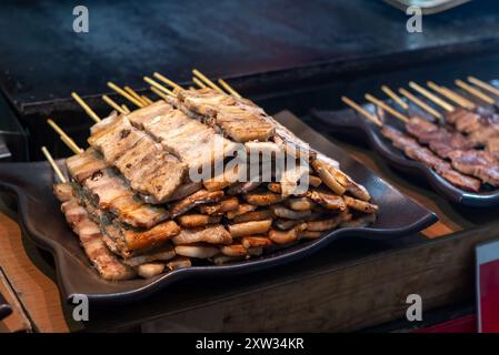 Gegrillte Schweinebauchspieße auf einem Teller Stockfoto