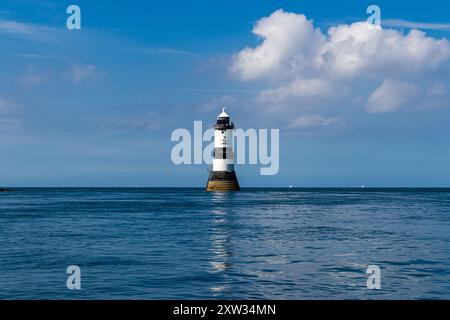 Trwyn-du zwischen Penmon Point und Puffin Island in Anglesey, Wales, entworfen von James Walker - der erste Leuchtturm von Trinity House, der automatisiert wurde Stockfoto