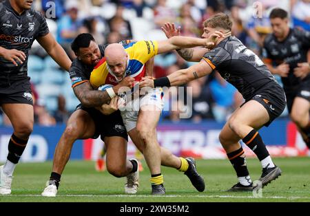 Lee Kershaw (Mitte) von London Broncos wird von Hull FC Ligi Sao (links) und Denive Balmforth (rechts) während des Spiels der Betfred Super League in Elland Road (Leeds) angegriffen. Bilddatum: Samstag, 17. August 2024. Stockfoto