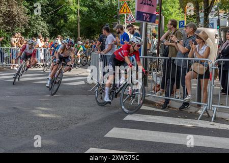 Paris, Frankreich - 08 04 2024: Olympische Spiele Paris 2024. Blick auf Radfahrerinnen während der Olympischen Straßenradrennen Stockfoto