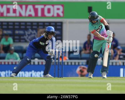 London, Großbritannien. August 2024. London, England, 17. August 2024: Jo Gardner (14 Oval Invincibles) wird während des Hundert-Eliminator-Spiels zwischen Oval Invincibles Women und London Spirit Women im Kia Oval in London, England, auf die Pads geschlagen. (Jay Patel/SPP) Credit: SPP Sport Press Photo. /Alamy Live News Stockfoto